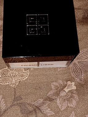Givenchy Prisme Libre Powder - Black & Clear Compact